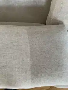 cette image montre la difference avant/après d'une prestation de nettoyage de canapé par pg solutions