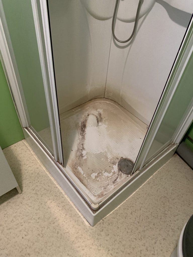 douche sale avec calcaire et residus avant nettoyage