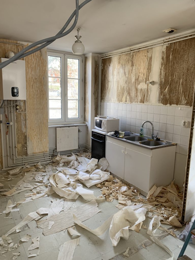 renovation cuisine de Tarare en cours de détapissage