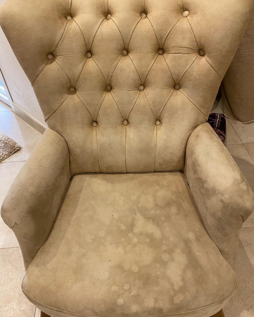 Un fauteuil en tissu très sale Avant intervention de PG solution