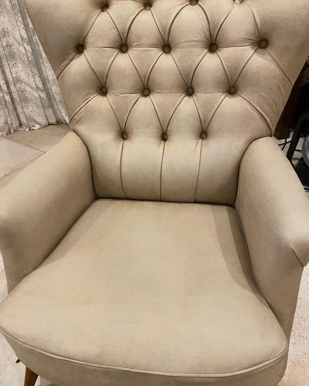 Un fauteuil en tissu nettoyé par PG solutions les tâches ont disparu