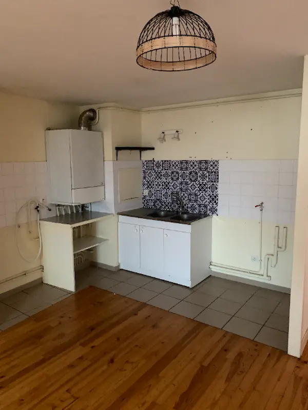 Chantier de rénovation d'un bien en location a Tarare. montage de cuisine