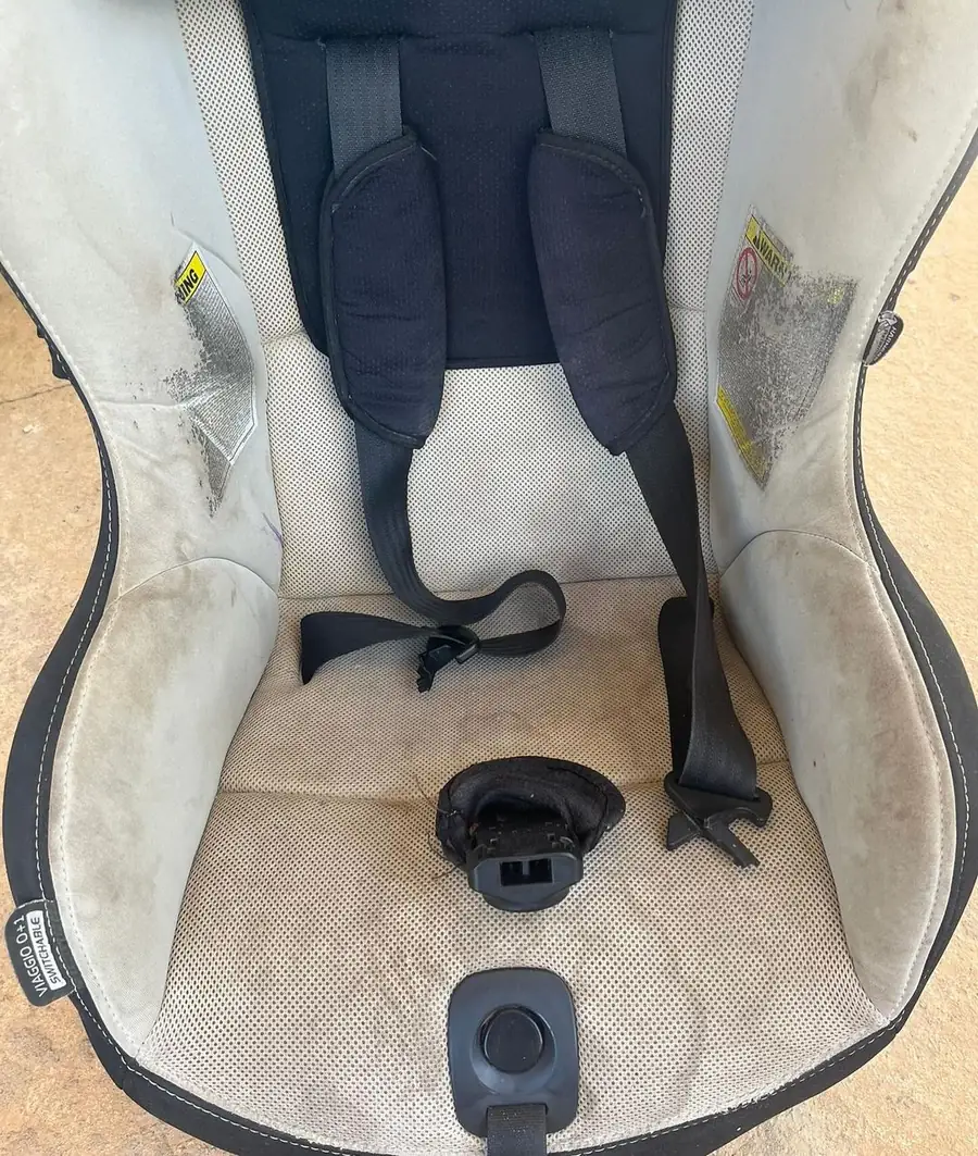 Siège auto bébé taché avant nettoyage