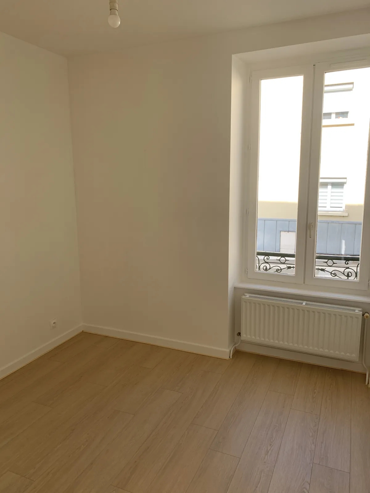 Chambre repeinte avec parquet stratifié neuf