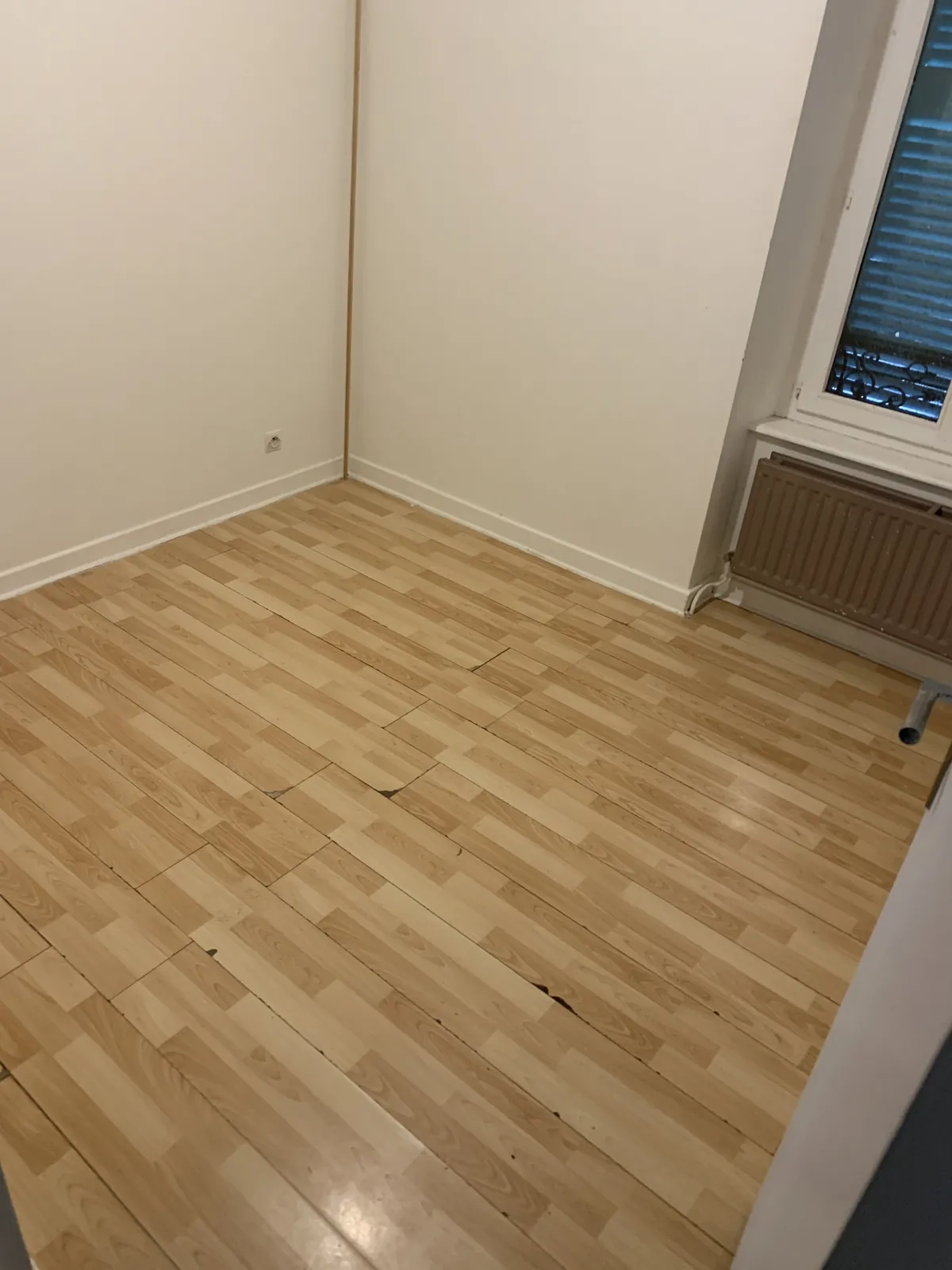 Chambre avant travaux avec l'ancien sol stratifié abîmé