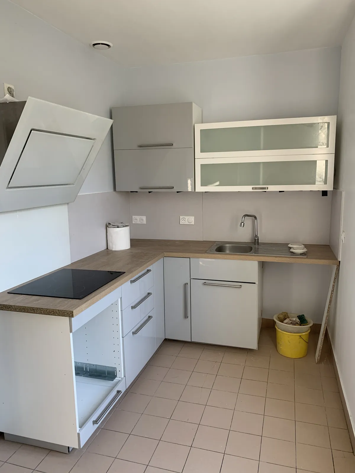 Nouvelle cuisine installée dans l'appartement rénové à Tarare