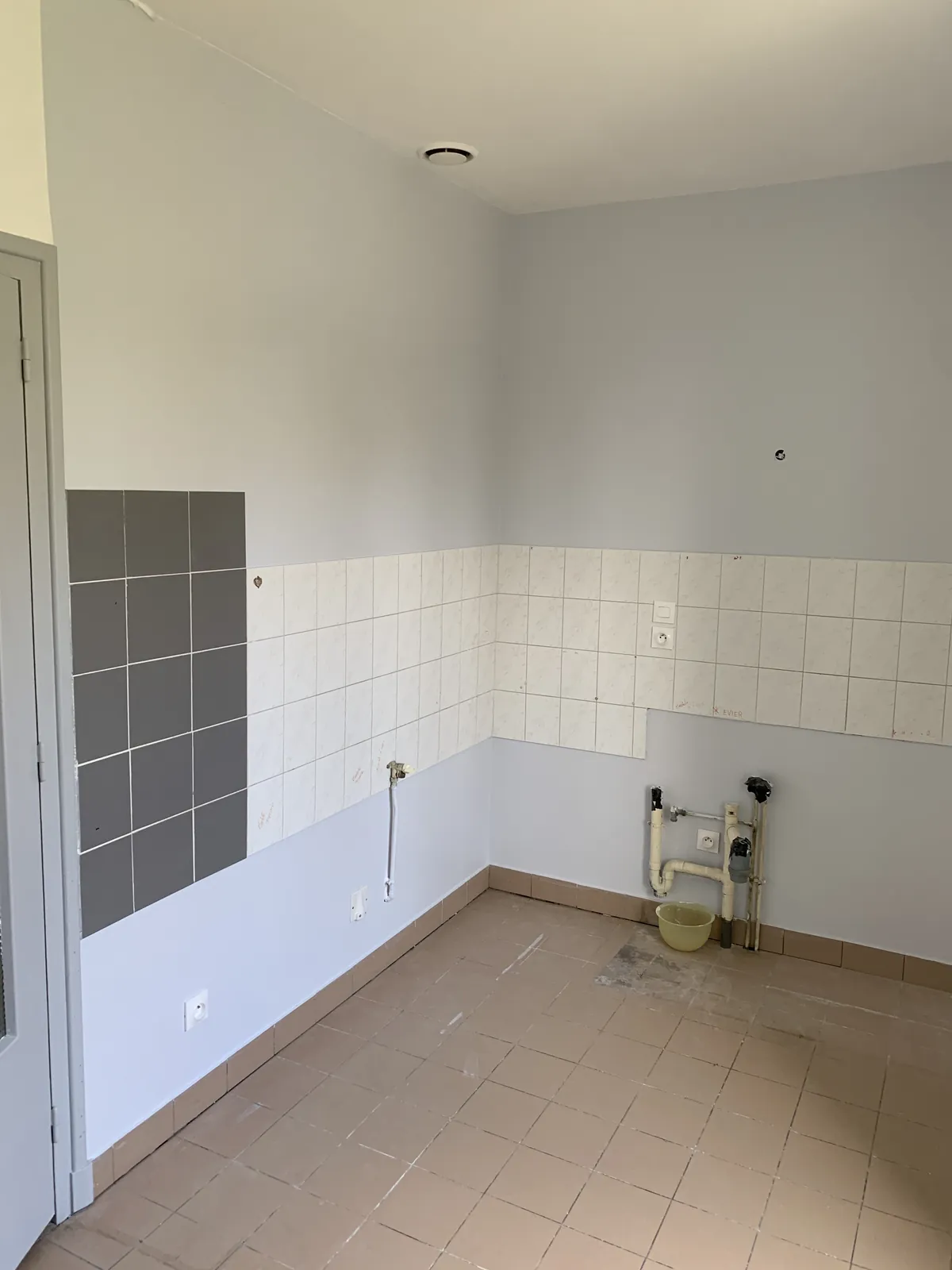 Murs de la cuisine repeints en gris bleuté et plafond blanc