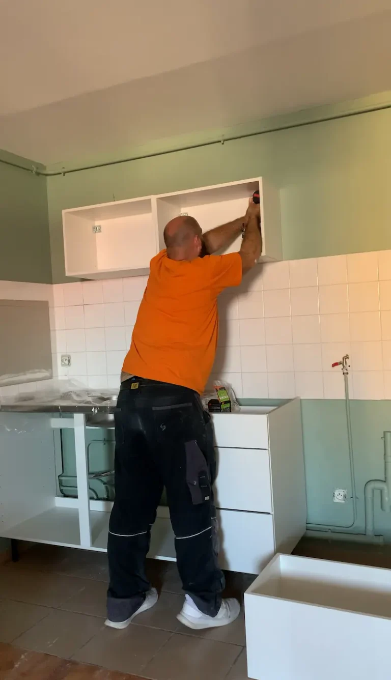 Pierre Guthmann de PG solutions en train d installer une cuisine