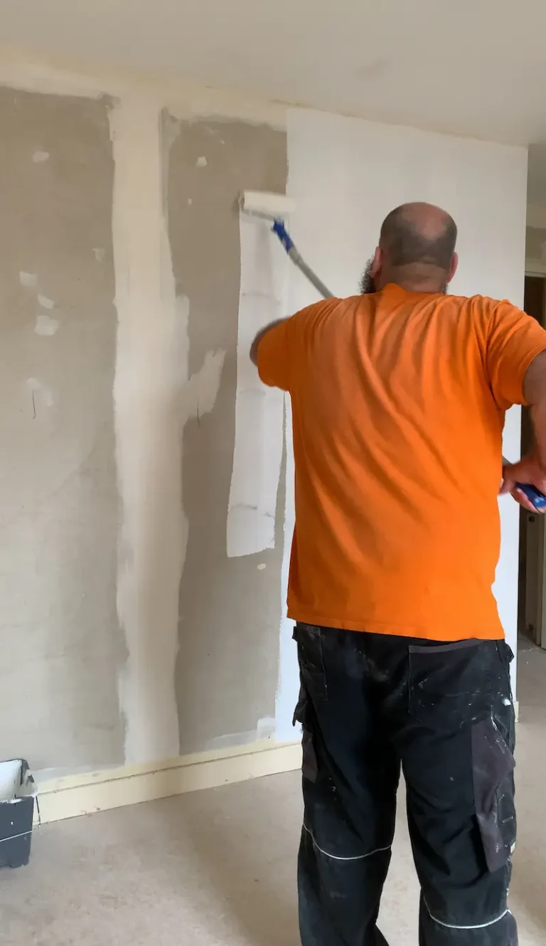 Pierre Guthmann de PG solution En train d'appliquer de la peinture