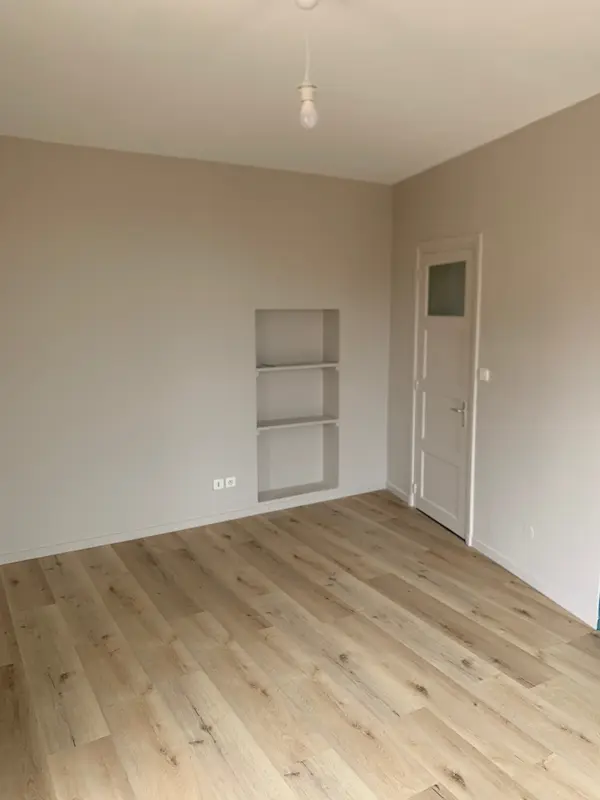 Chantier de peinture Et pose de parquet flottant Dans un bien en location Près de Tarare