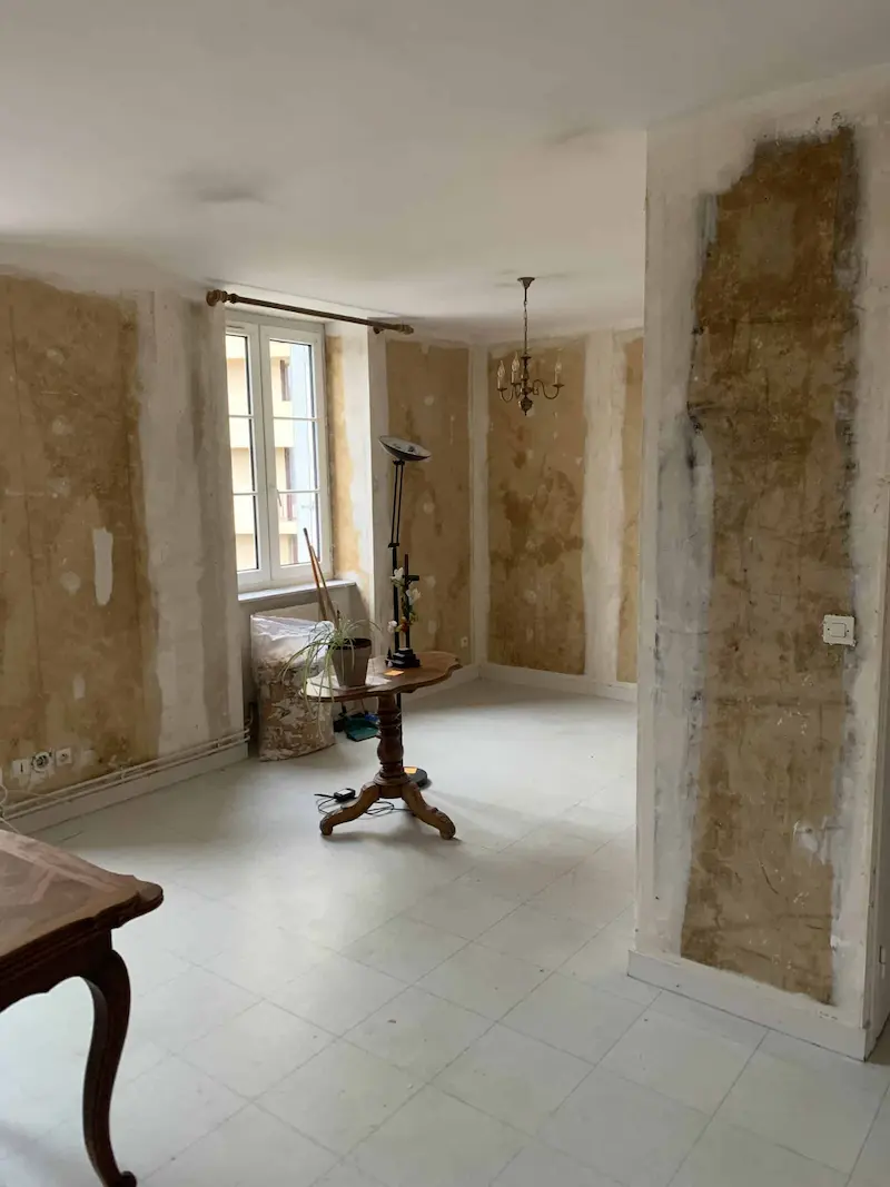 Le salon en cours de rénovation sur notre chantier De Tarare