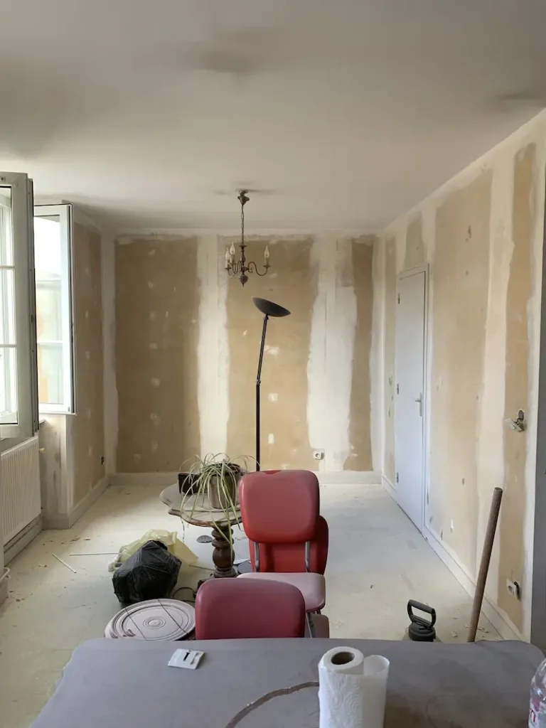 Chantier de rénovation par pg solutions à Tarare apres détapissage
